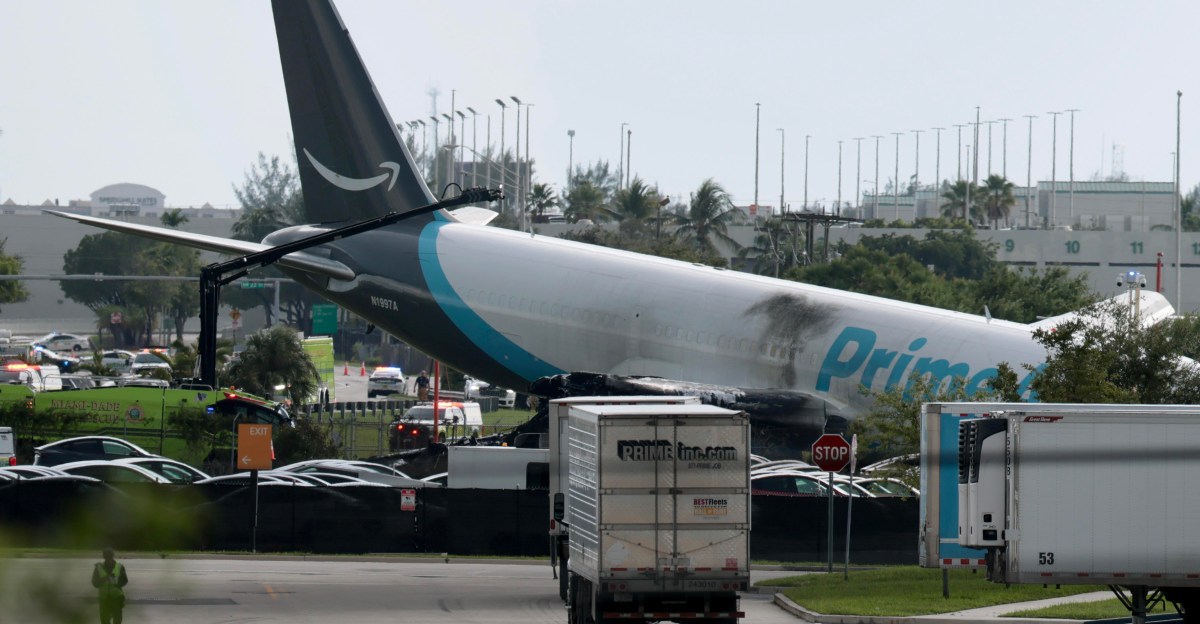 เครื่องบินขนส่งของ Amazon ตกข้ามรันเวย์ที่ Miami International Airport มีผู้บาดเจ็บหลายราย