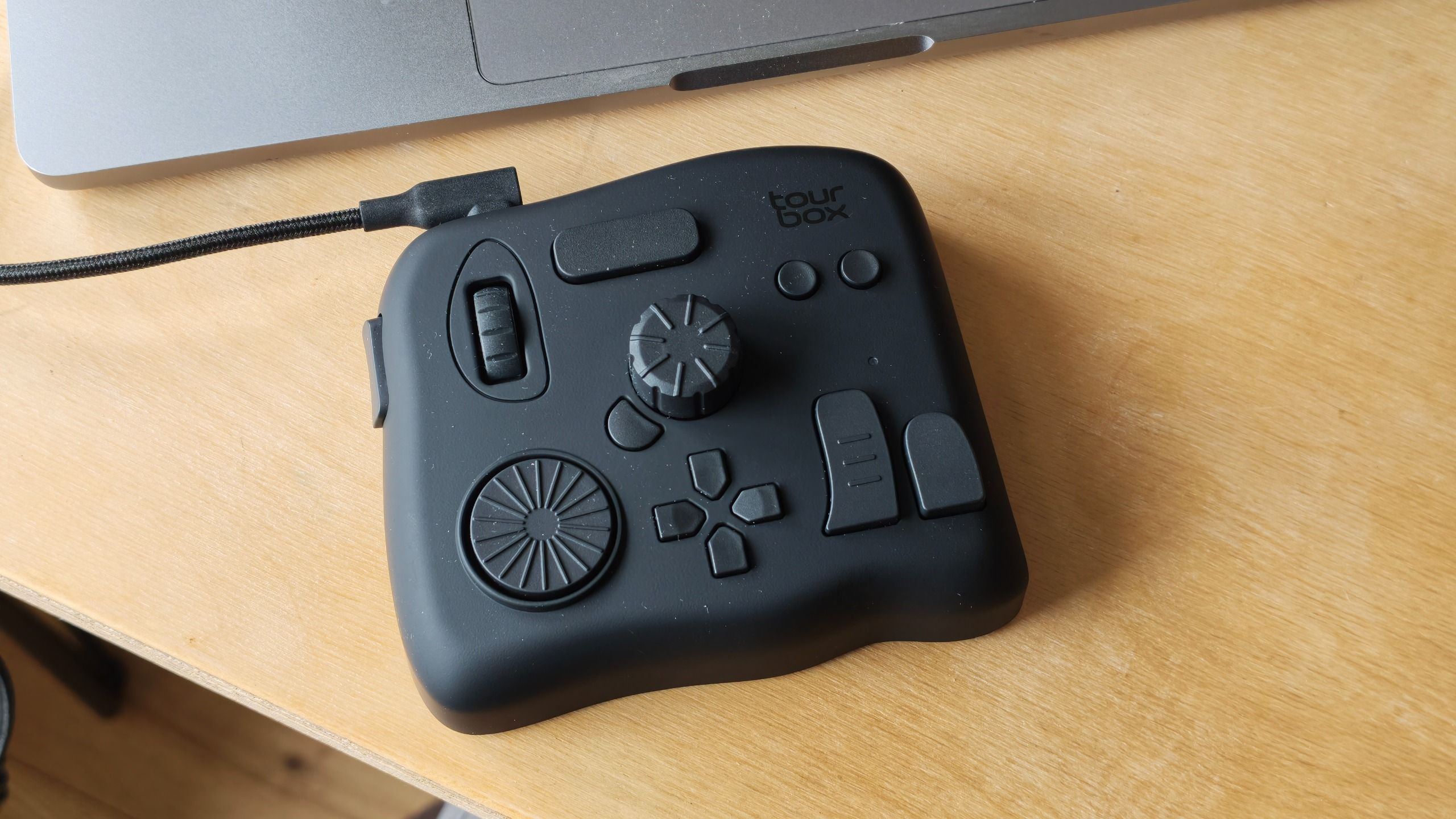 รีวิว TourBox NEO - คอนโซลคอนโทรลครบเครื่อง ฟังก์ชันมากแต่ไร้ Bluetooth และ haptic