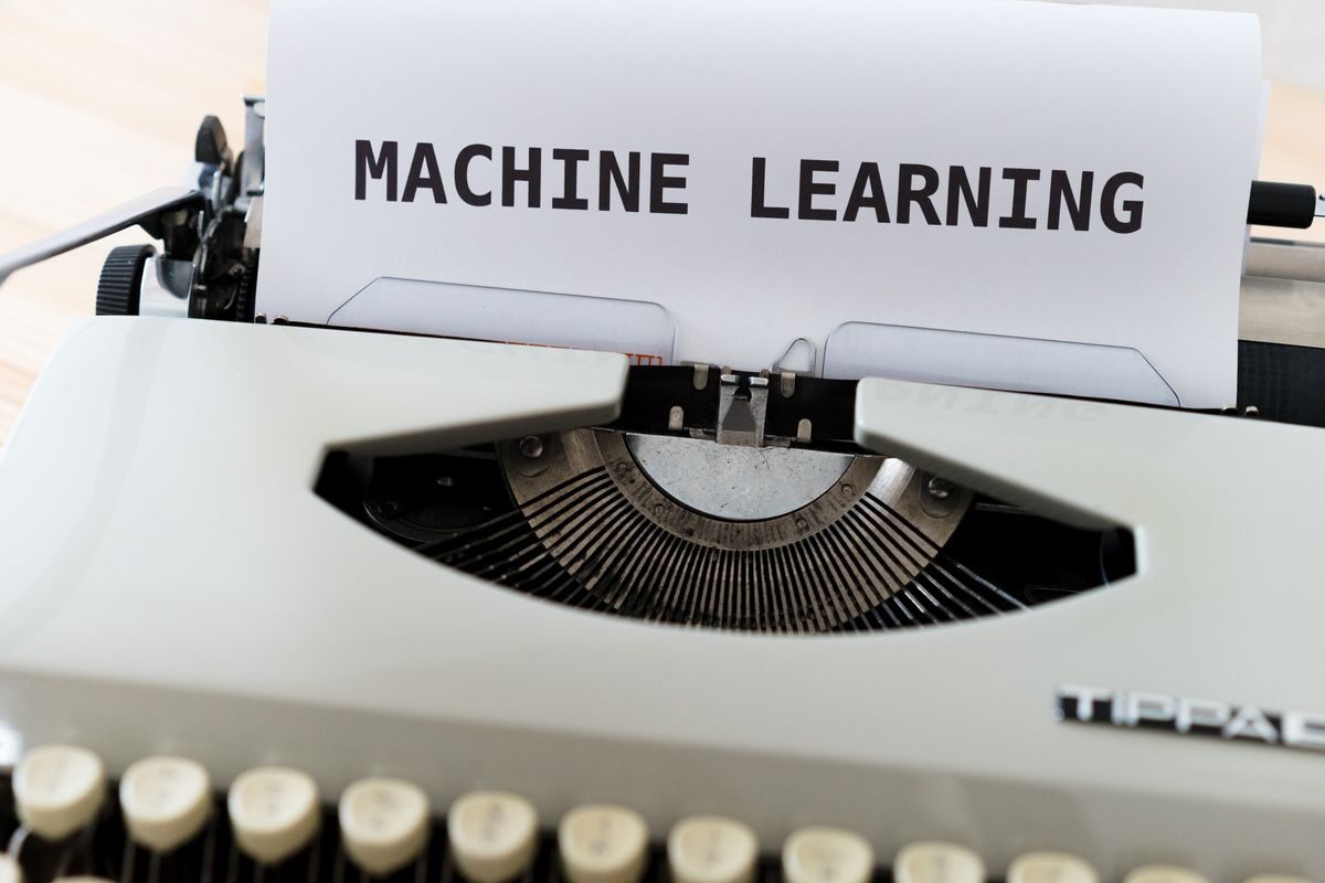 เครื่องพิมพ์ดีดพิมพ์คำว่า Machine Learning