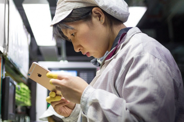 คนในโรงงานผลิต iPhone ถูกแทนที่ด้วยหุ่นยนต์