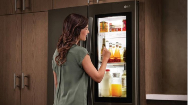 LG InstaView ตู้เย็นที่สามารถมองเห็นของที่อยู่ข้างในโดยไม่ต้องเปิด