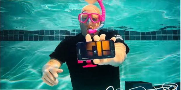 Samsung Galaxy S7 โชว์สรรพคุณกันน้ำขั้นเทพ
