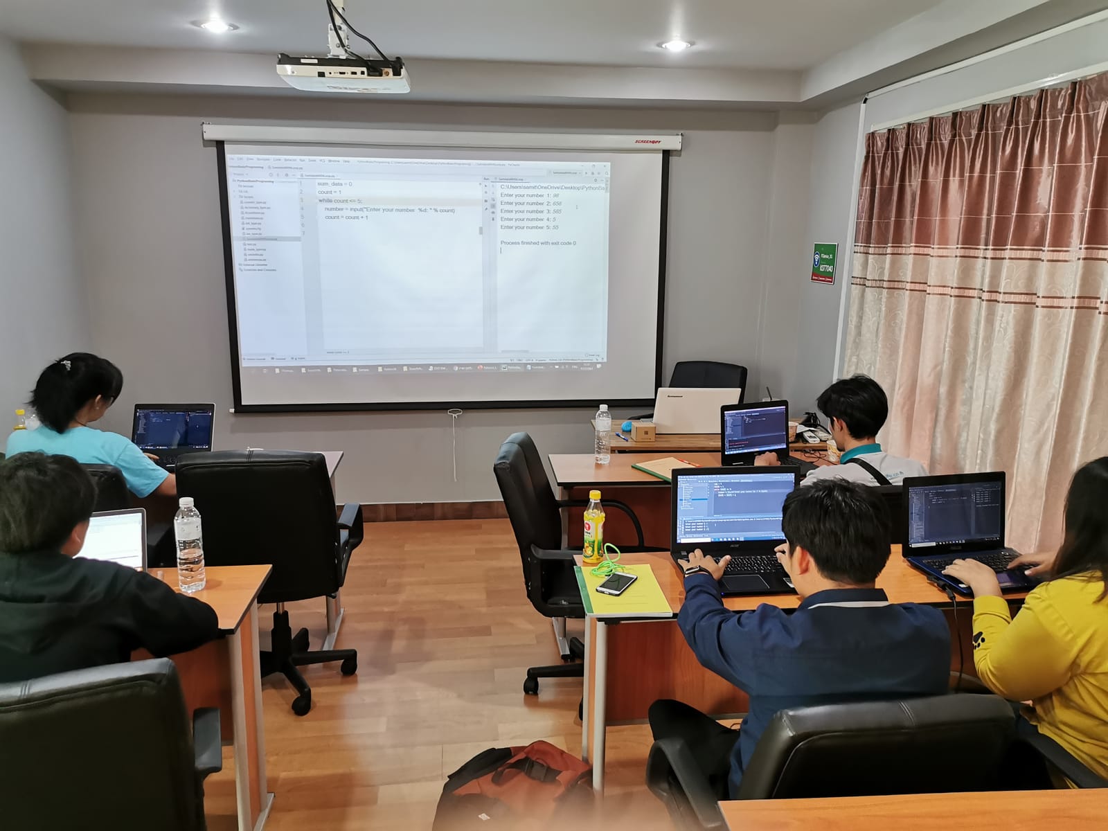 คลาสเรียนในห้องอบรมของสถาบัน