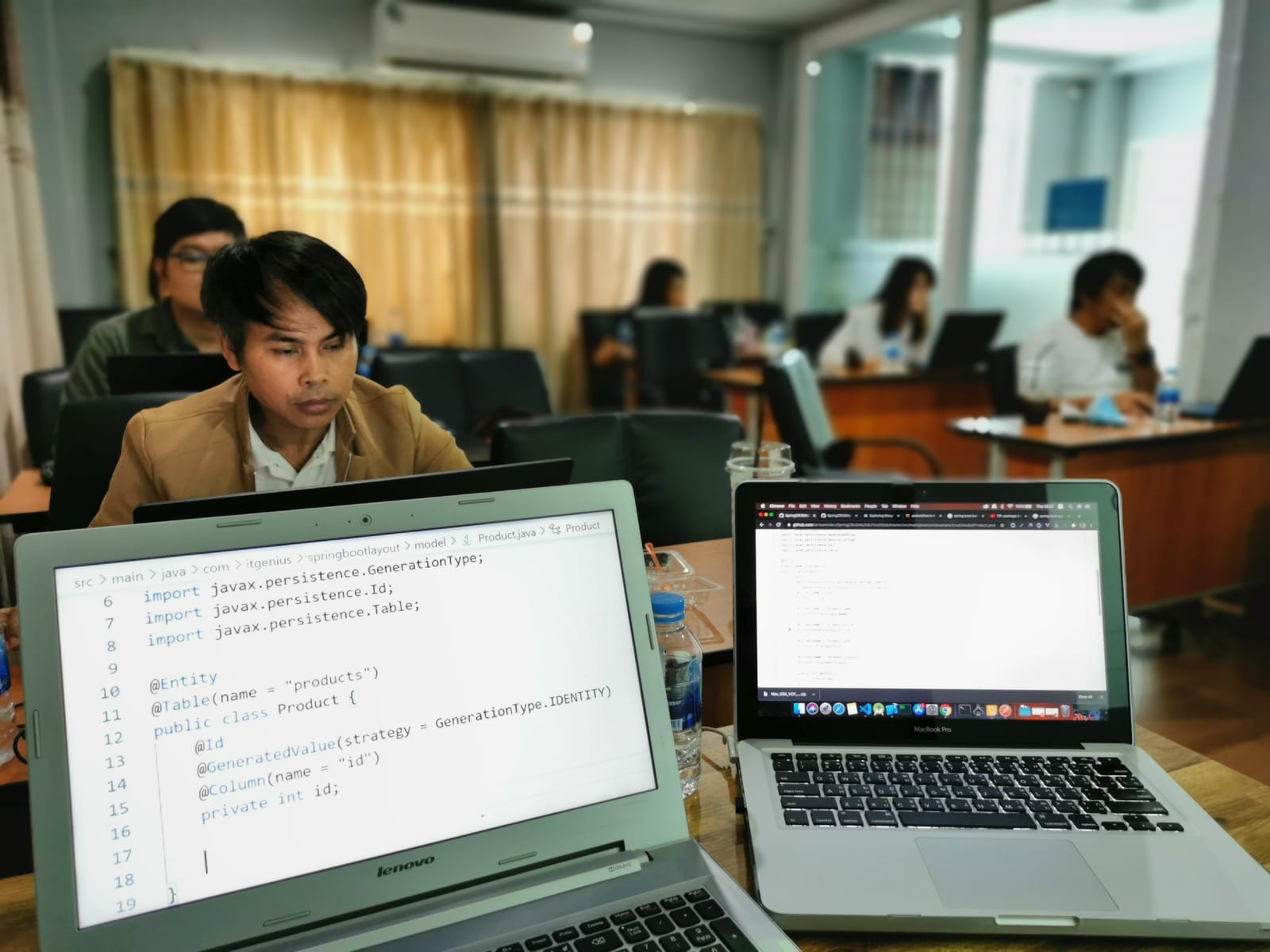 ผู้เรียนเขียนโค้ดในห้องอบรมของสถาบัน