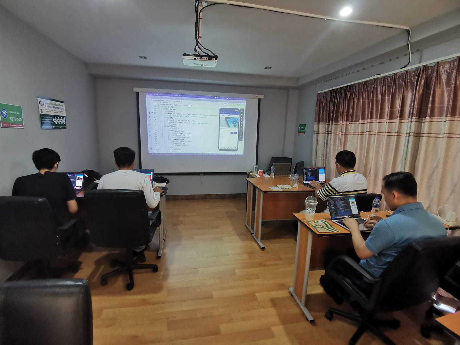 คลาสกลุ่มเล็กในห้องอบรมของสถาบัน