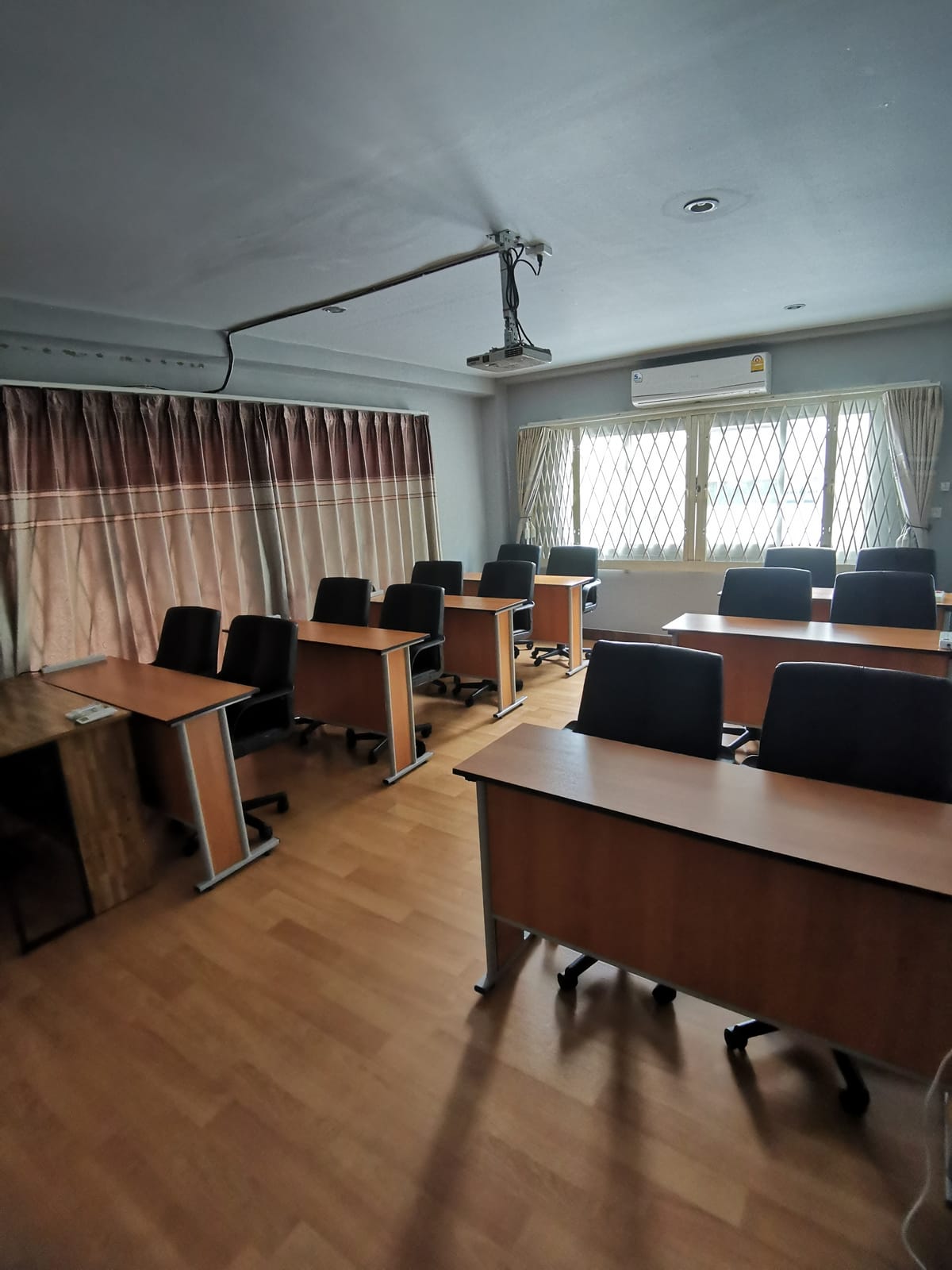 ห้องอบรมฝั่งหน้าต่าง รับแสงธรรมชาติ
