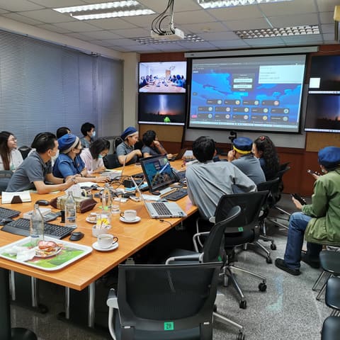 อบรม In-house ในห้องประชุมที่มีจอแสดงผลหลายจอ