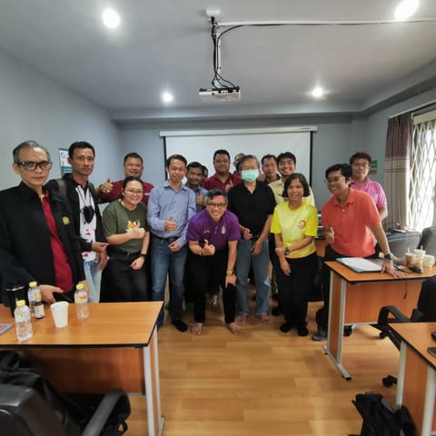 ภาพหมู่ผู้เข้าอบรมกับวิทยากรในห้องอบรมของสถาบัน