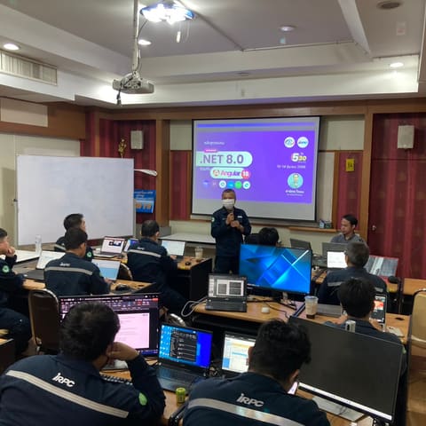 ผู้เรียนเขียนโค้ดตามวิทยากร คลาส .NET 8